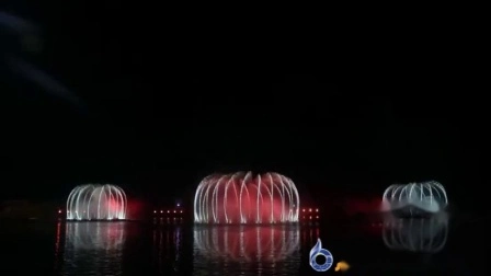 Fonte de água com mistura de fogo ao ar livre no lago